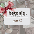 Dárkový poukaz v hodnotě 500 Kč od značky Betoniq. Design obsahuje elegantní bílý rámeček s černým textem „betoniq. GIFT CARD 500 Kč“ a ozdobnou červenou mašlí v levém horním rohu. V pozadí je rozmazaná scéna s betonovými designovými produkty, svíčkami a dekoracemi.