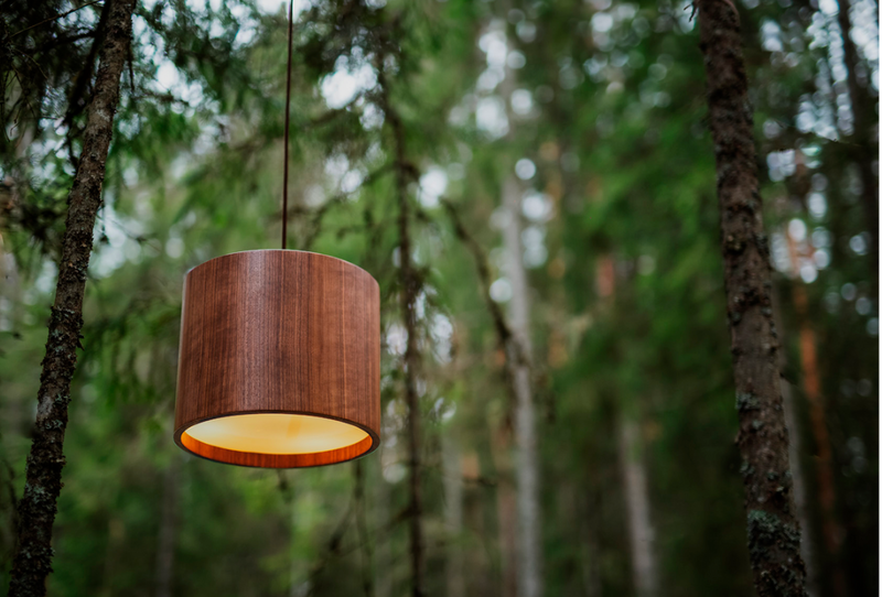 Závěsná lampa z tmavého dřeva, minimalistický design, teplé osvětlení, přírodní elegance