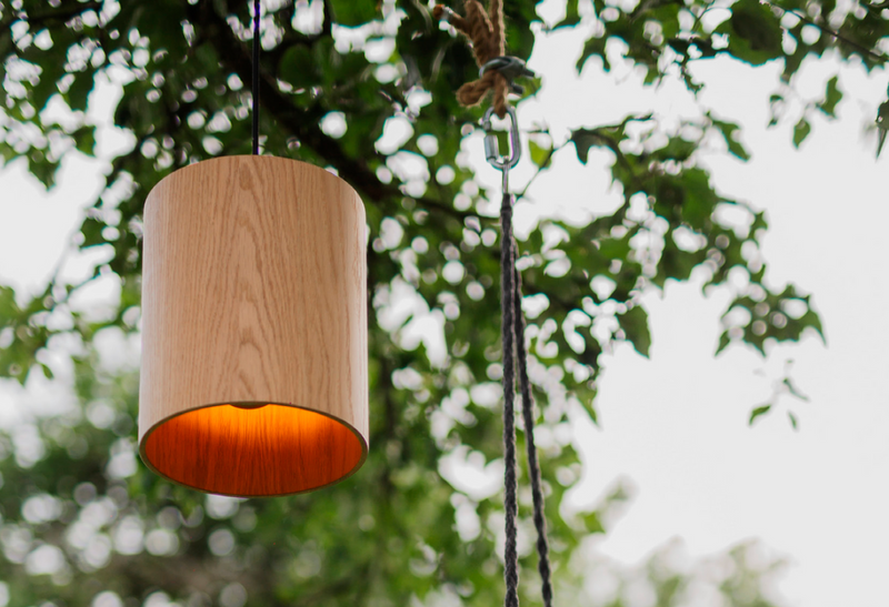 Závěsná lampa z přírodního dřeva, teplé osvětlení, útulný minimalistický design, venkovní osvětlení