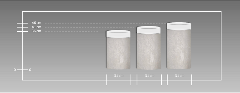 Sada tří kulatých světle šedých mikrobetonových stolků a taburetů s průměrem 31 cm a výškou 36–46 cm, moderní minimalistický nábytek