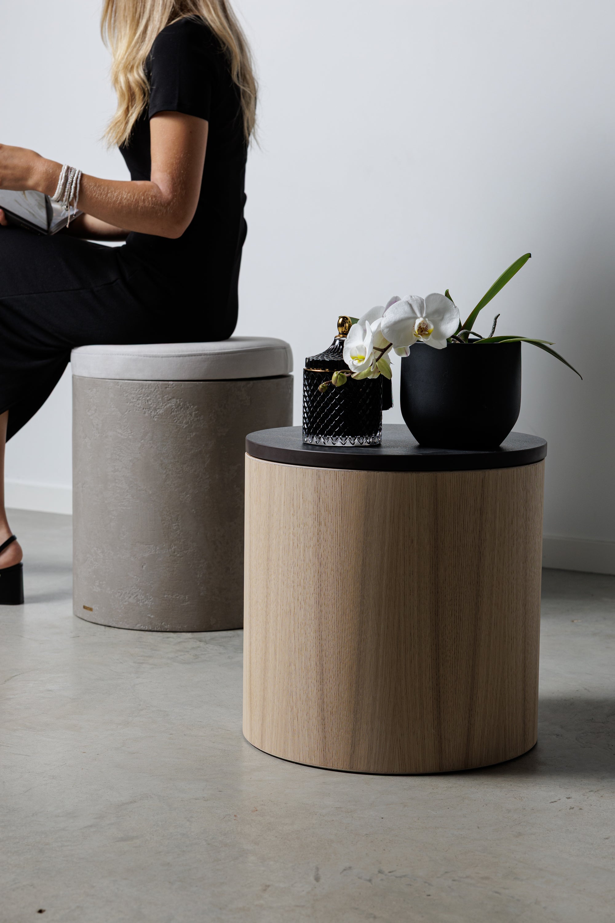 Designové odkládací stolky z mikrobetonu a dřeva, moderní noční stolky s plovoucí platformou, konferenční stolky