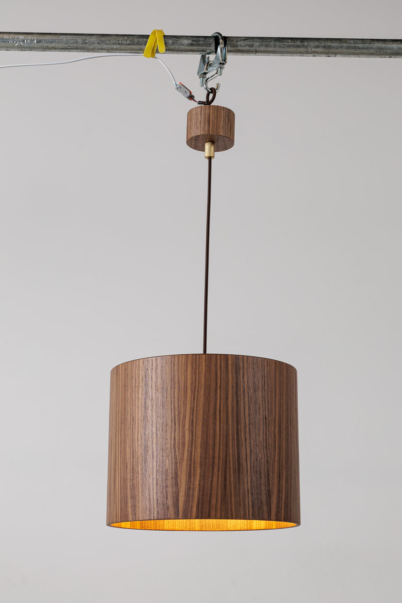 Závěsné dřevěné svítidlo | Industriální design a ruční výroba