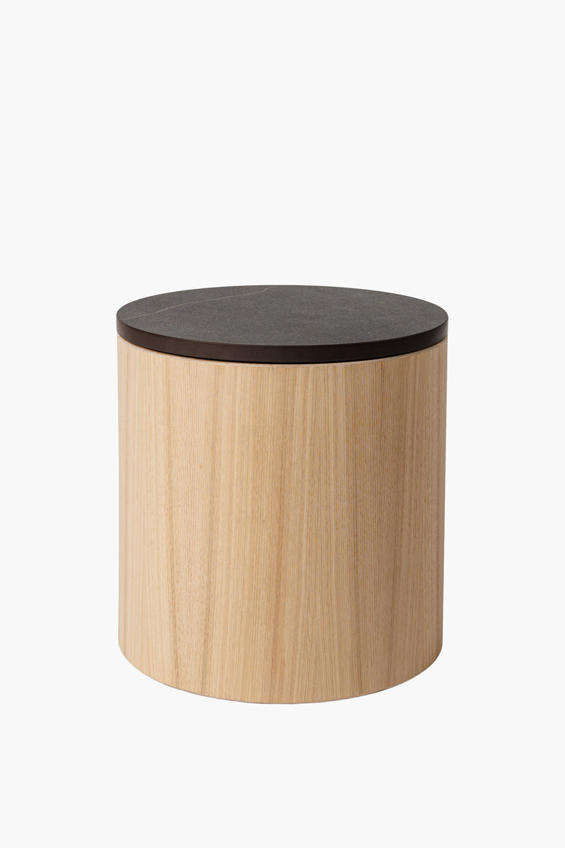 Moderní noční a odkládací stolek ze světlého dubového dřeva s kamennou deskou, minimalistický designový nábytek do obýváku a ložnice.