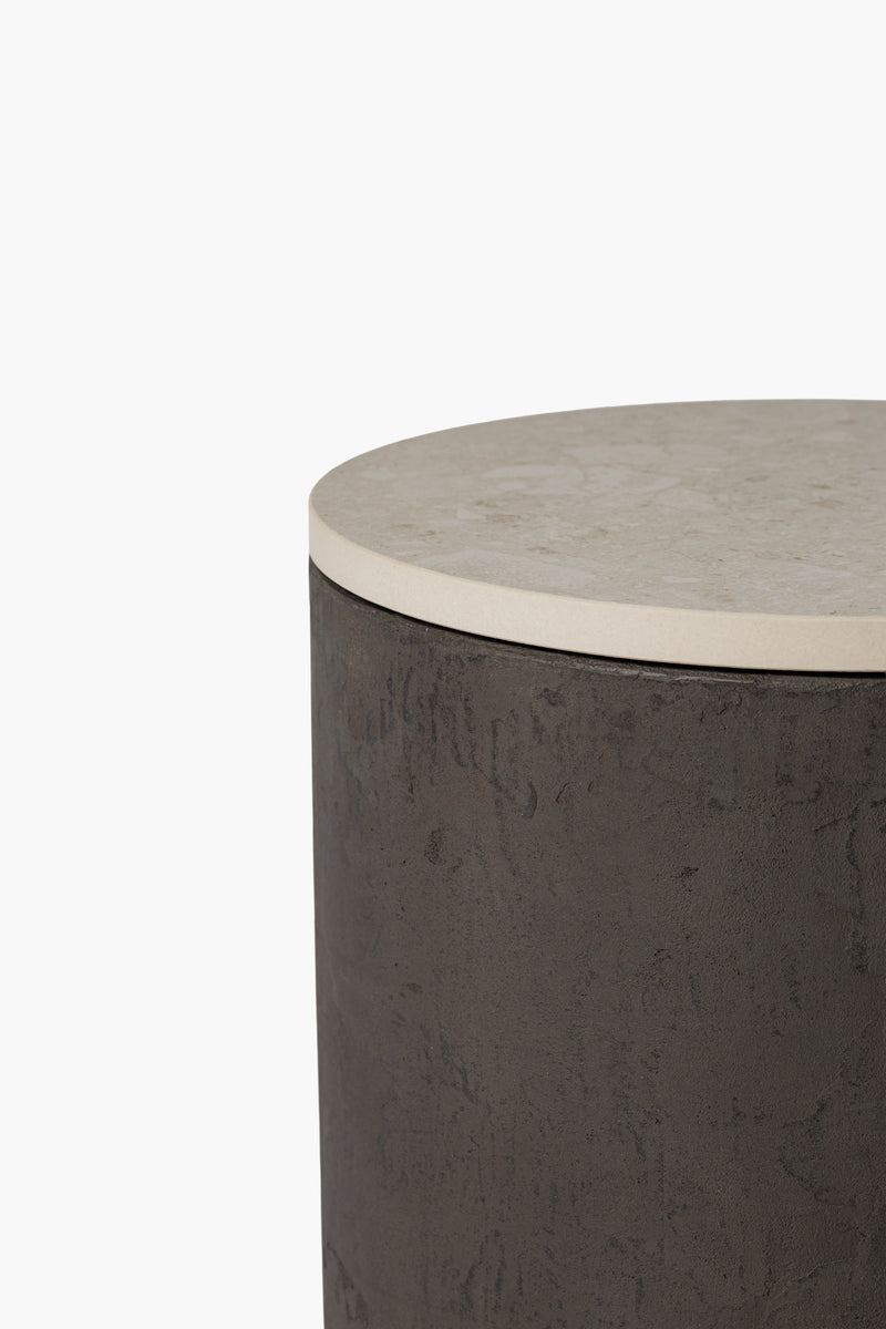 Mikrobetonový stolek s kamennou deskou | Lehký noční stolek v industriálním stylu  (Ø 41 cm)