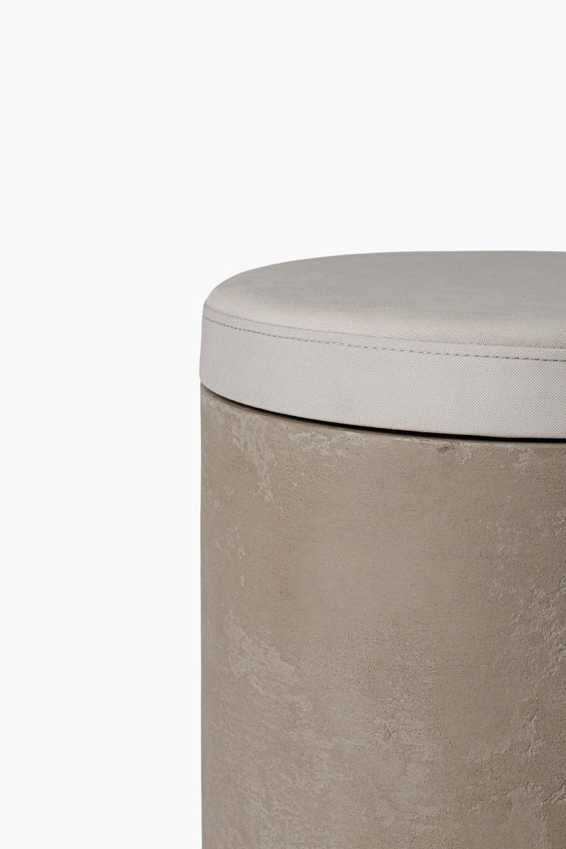 Mikrobetonový taburet s polštářem | Lehký odkládací a noční stolek (Ø 41 cm)
