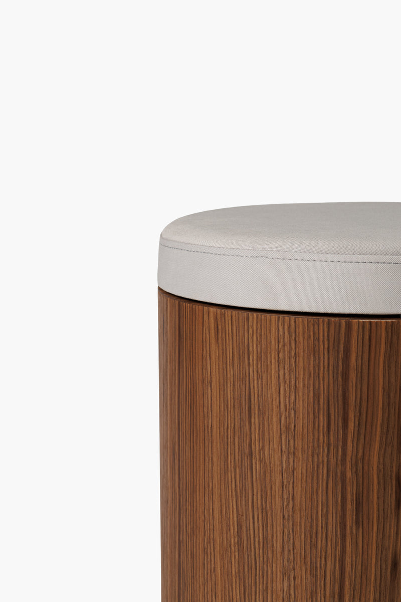 Moderní taburet ze ořechového dřeva s kulatým látkovým sedákem, minimalistický designový nábytek do obýváku a ložnice.