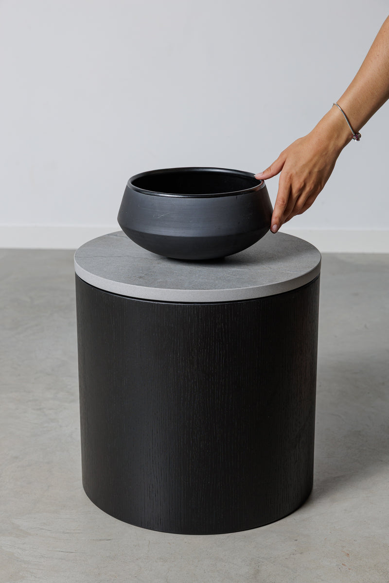 Kulatý odkládací stolek z černého mikrobetonu se světle šedou deskou, moderní minimalistický nábytek do obývacího pokoje