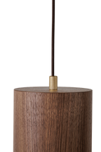 Betoniq elegantní dřevěná lampa s kulatým stínítkem, zlatým držákem a hnědým kabelem. Moderní design pro stylové interiéry, kombinující přírodní materiály s industriálním nádechem. Ideální volba pro minimalistické a teplé prostory.