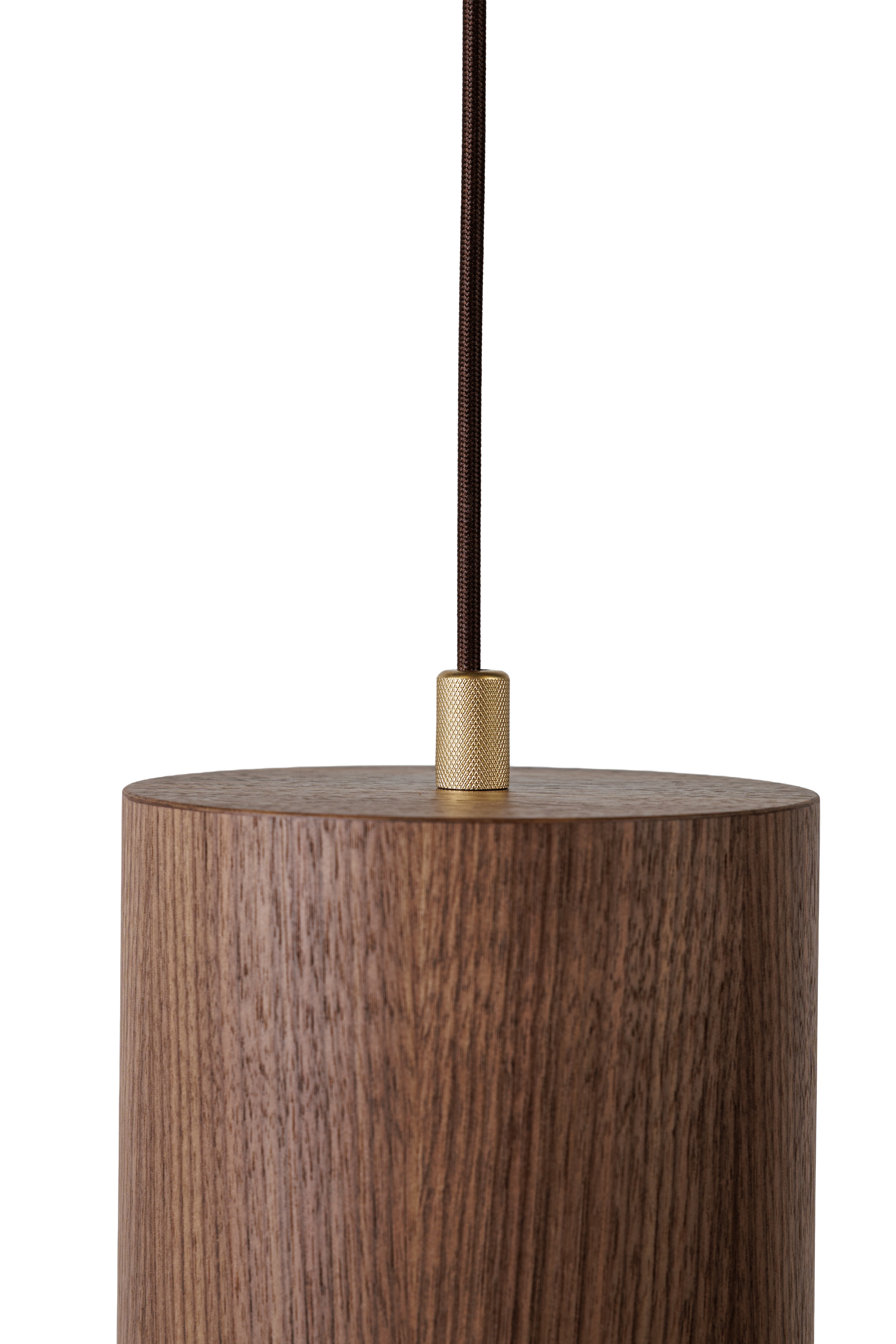 Betoniq elegantní dřevěná lampa s kulatým stínítkem, zlatým držákem a hnědým kabelem. Moderní design pro stylové interiéry, kombinující přírodní materiály s industriálním nádechem. Ideální volba pro minimalistické a teplé prostory.