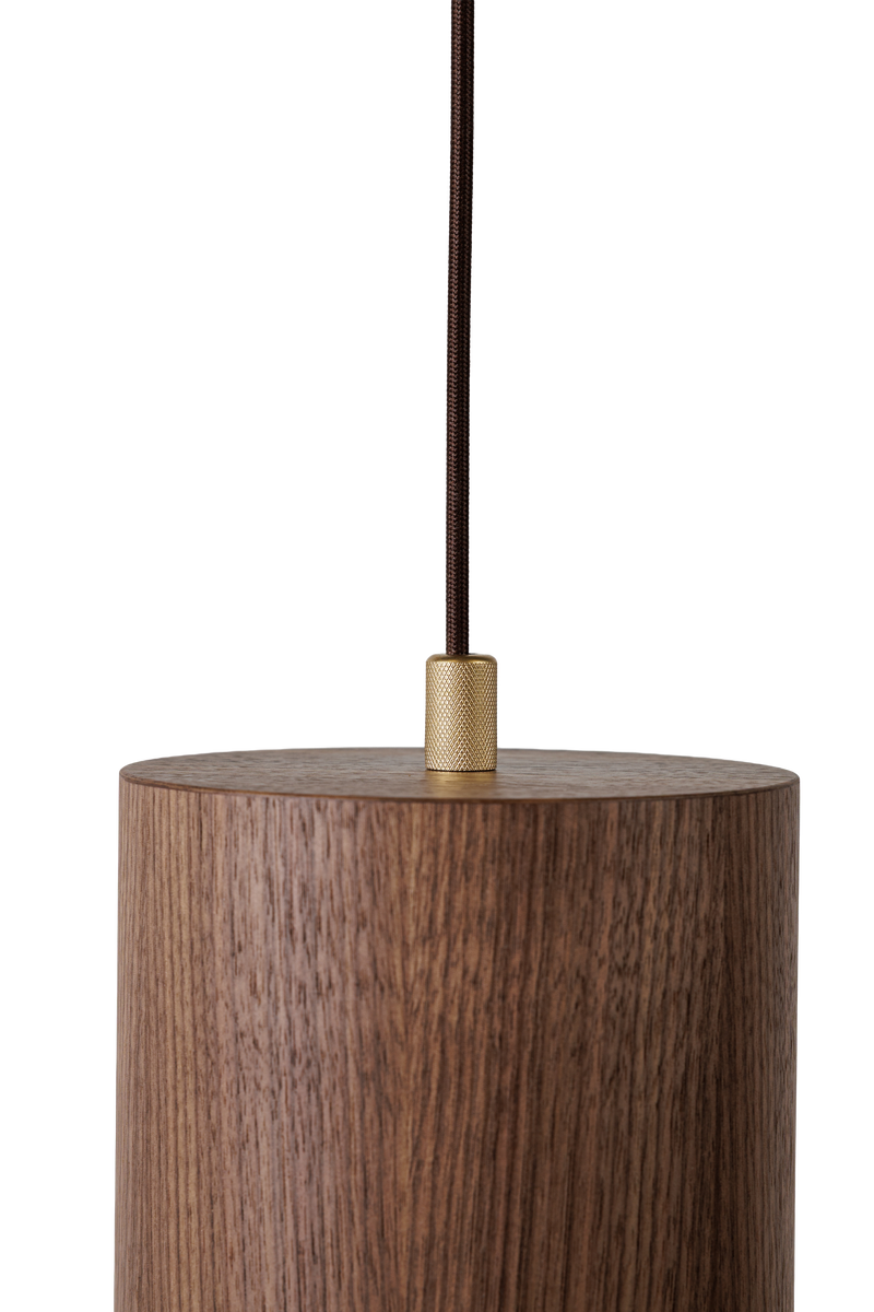 Betoniq elegantní dřevěná lampa s kulatým stínítkem, zlatým držákem a hnědým kabelem. Moderní design pro stylové interiéry, kombinující přírodní materiály s industriálním nádechem. Ideální volba pro minimalistické a teplé prostory.