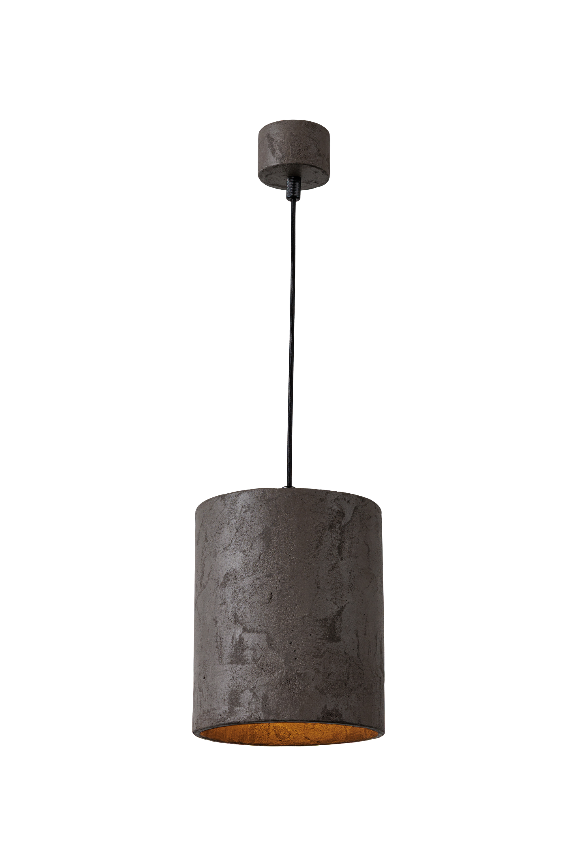 Závěsné betonové svítidlo válcového tvaru v moderním industriálním stylu, s difuzorou, s přímým směrovým světlem a minimalistickým designem vhodným pro obývací pokoj, kuchyň i kancelářské prostory.