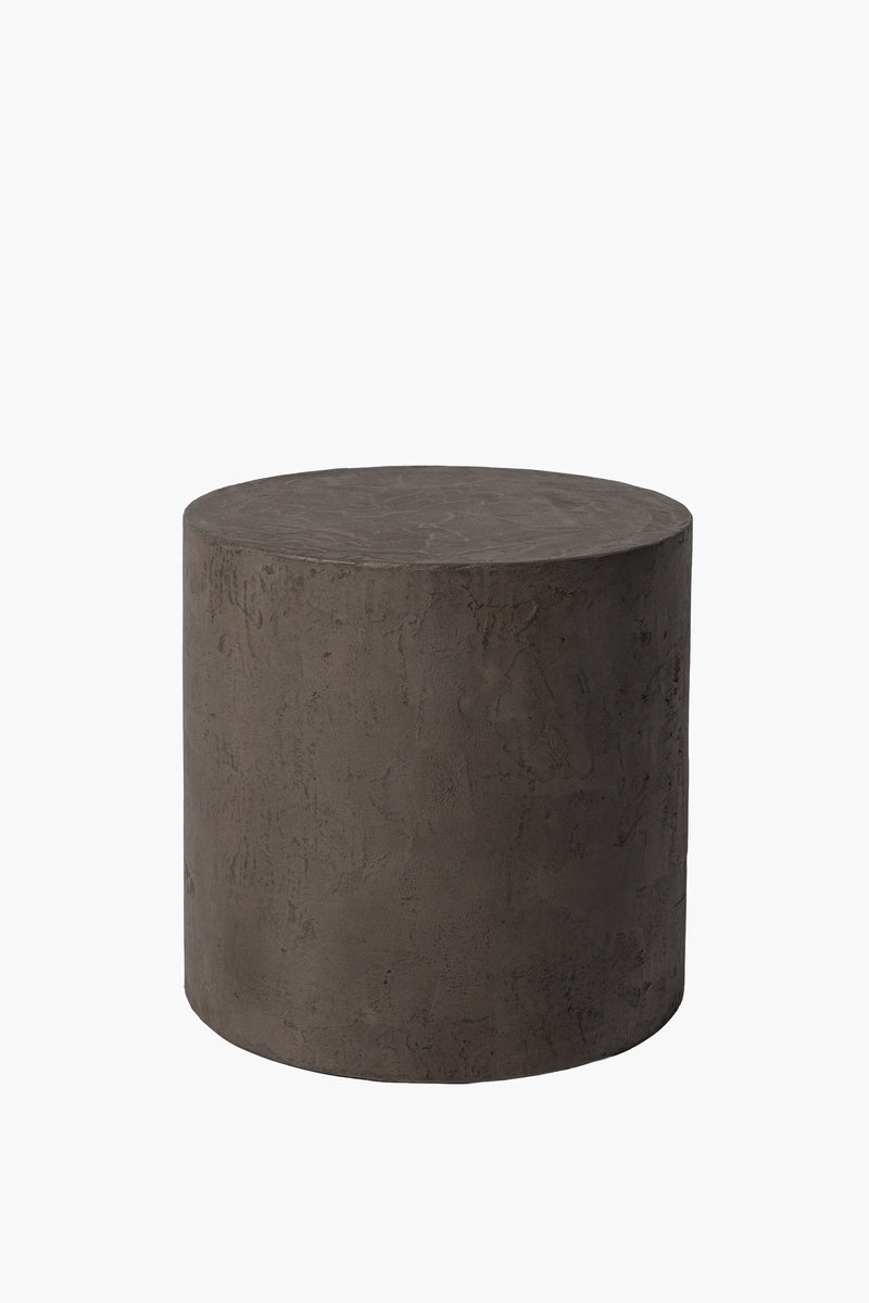 Noční stolek z mikrobetonu v tmavě šedé barvě s minimalistickým designem, ideální pro moderní interiéry. Funkční a stylový doplněk pro každou místnost.