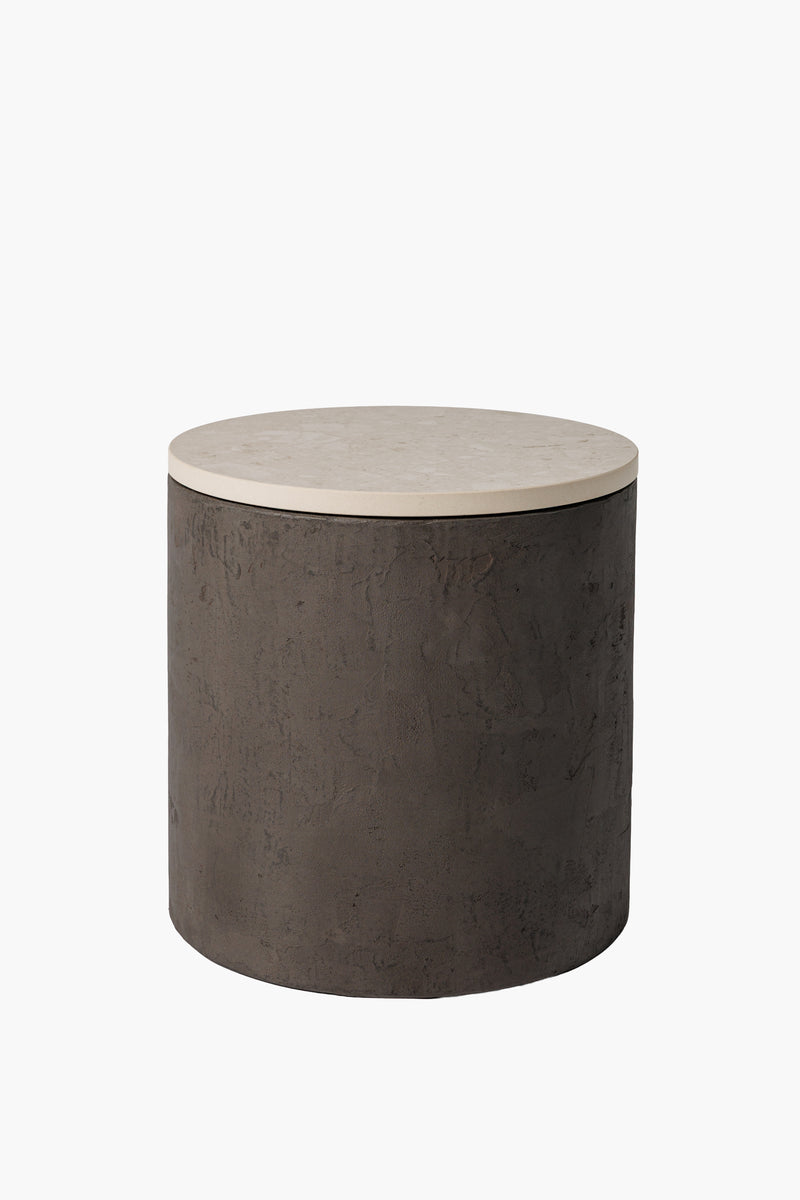 Moderní noční a odkládací stolek z tmavého mikrobetonu s kamennou deskou, minimalistický designový nábytek do obýváku a ložnice.