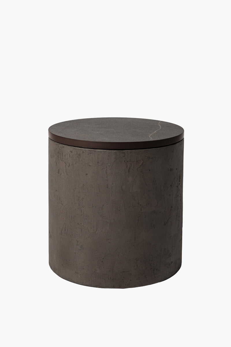 Moderní noční a odkládací stolek z tmavého mikrobetonu s kamennou deskou, minimalistický designový nábytek do obýváku a ložnice.