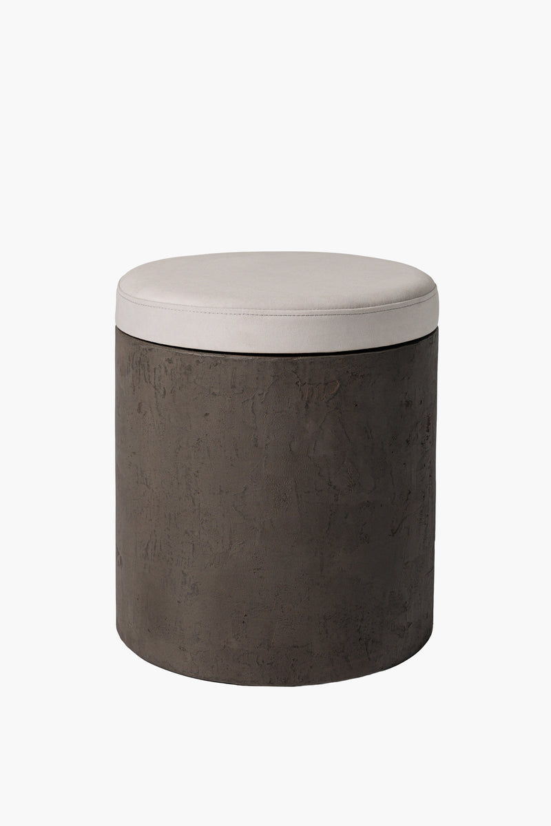 Kulatý dřevěný taburet z tmavého mikrobetonu s látkovým sedákem, moderní minimalistický nábytek do obýváku a ložnice“