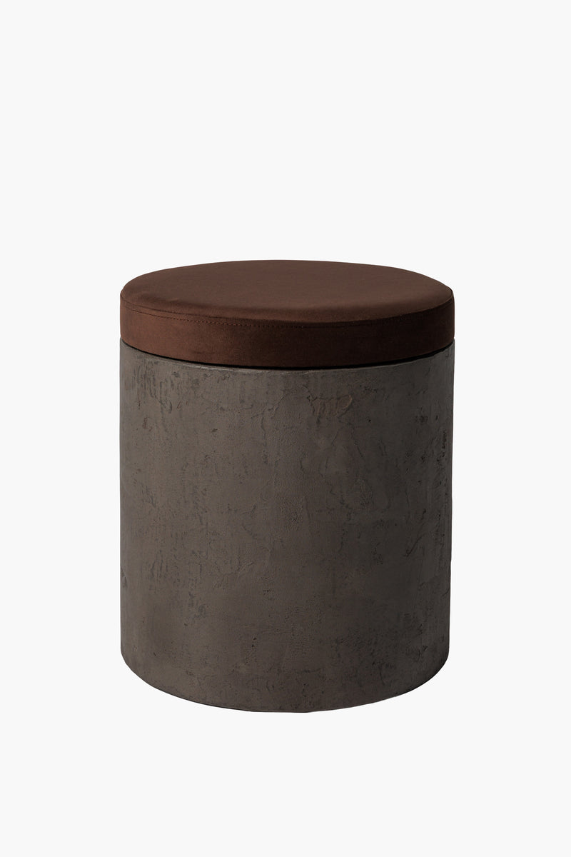 Kulatý dřevěný taburet z tmavého mikrobetonu s látkovým sedákem, moderní minimalistický nábytek do obýváku a ložnice“