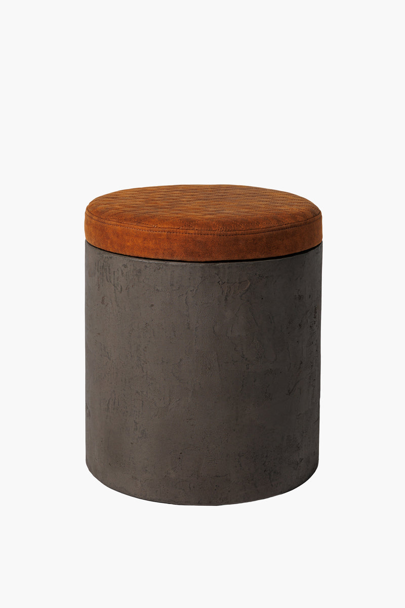 Kulatý dřevěný taburet z tmavého mikrobetonu s látkovým sedákem, moderní minimalistický nábytek do obýváku a ložnice“