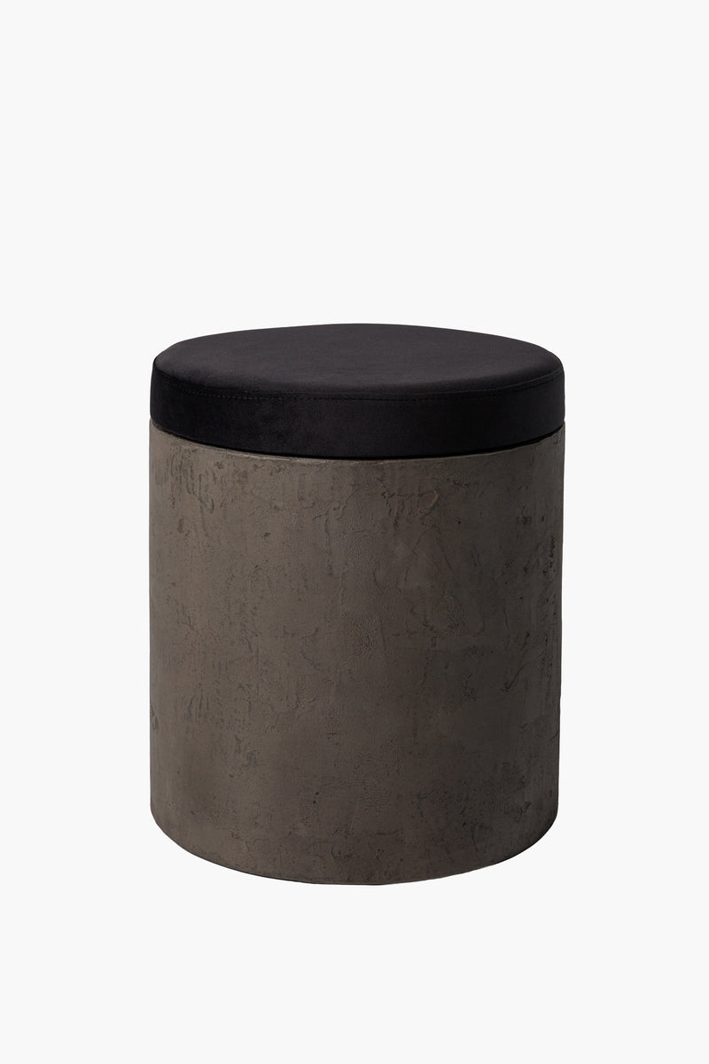 Kulatý dřevěný taburet z tmavého mikrobetonu s látkovým sedákem, moderní minimalistický nábytek do obýváku a ložnice“