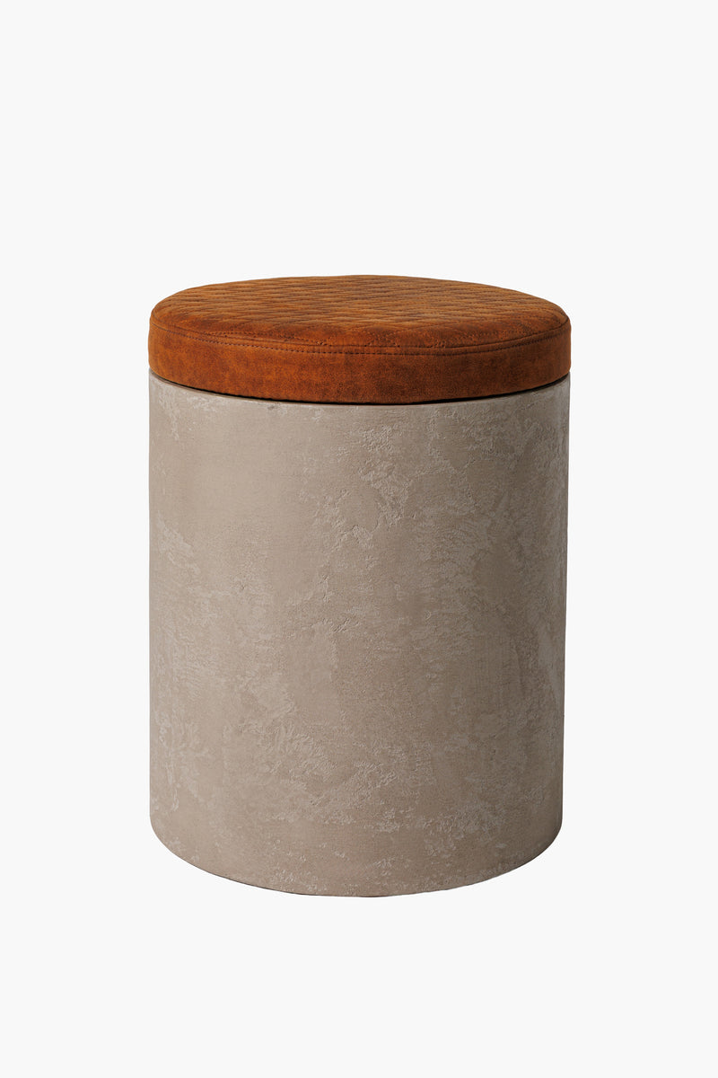 Kulatý dřevěný taburet ze světlého mikrobetonu s látkovým sedákem, moderní minimalistický nábytek do obýváku a ložnice“