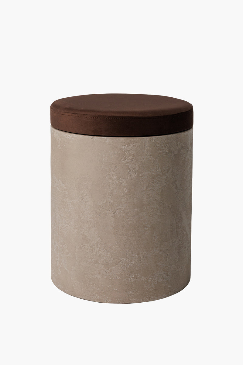 Kulatý dřevěný taburet ze světlého mikrobetonu s látkovým sedákem, moderní minimalistický nábytek do obýváku a ložnice“