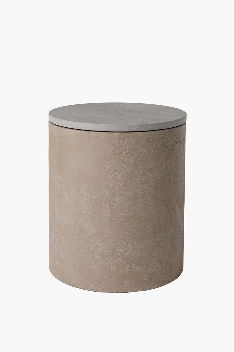 Moderní noční a odkládací stolek ze světlého mikrobetonu s kamennou deskou, minimalistický designový nábytek do obýváku a ložnice.