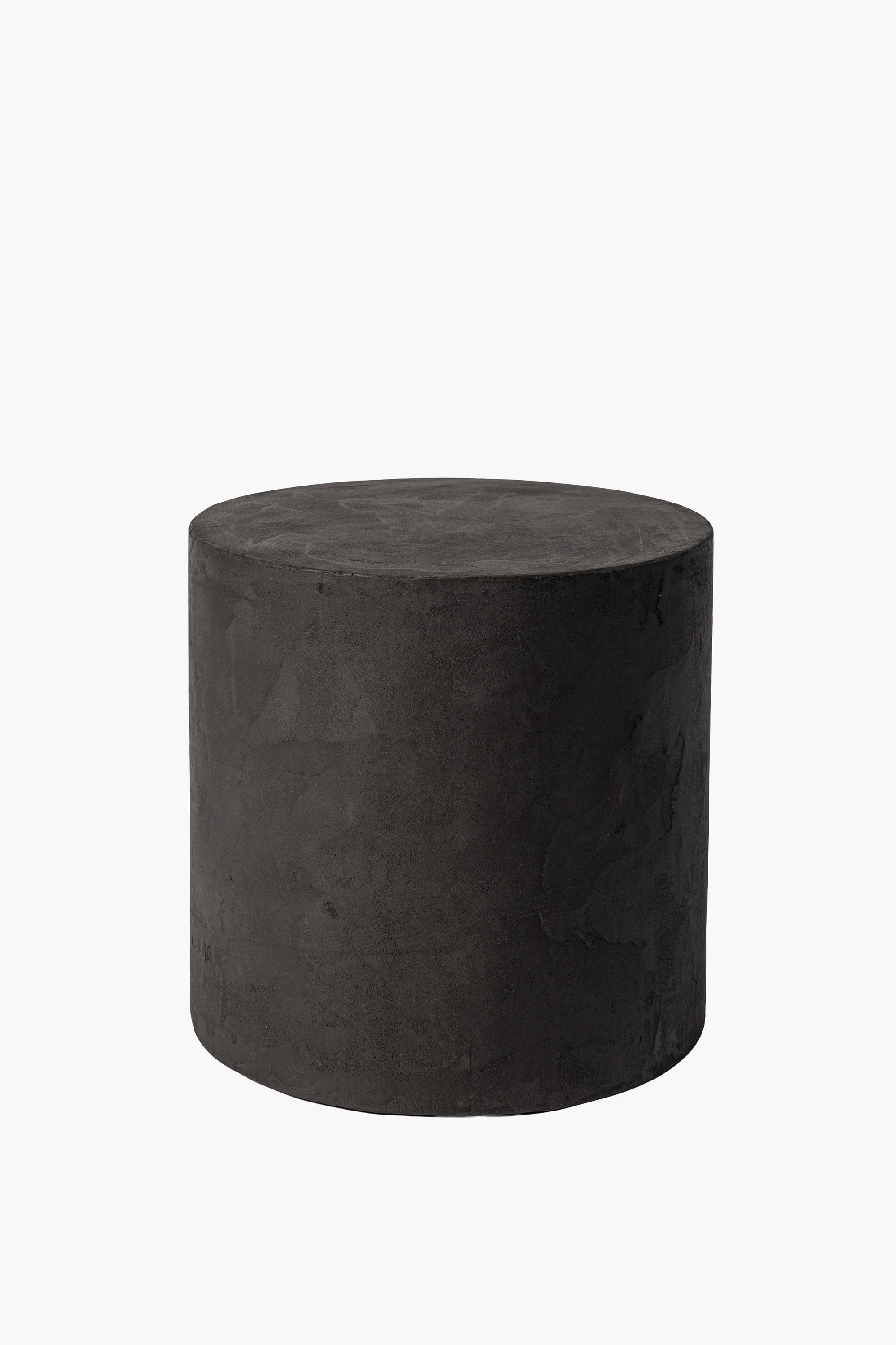 Noční stolek z mikrobetonu v černé barvě s minimalistickým designem, ideální pro moderní interiéry. Funkční a stylový doplněk pro každou místnost.