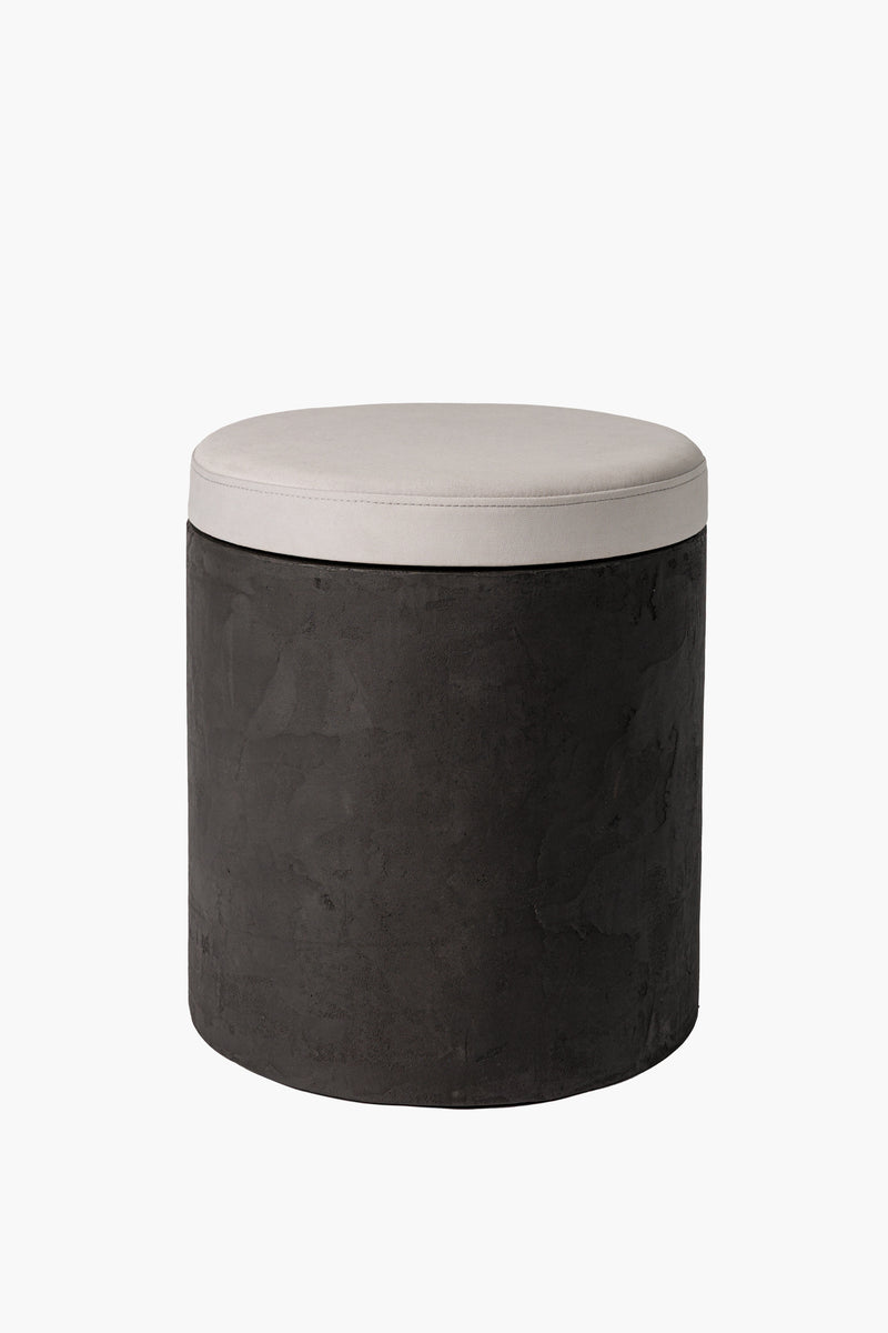 Kulatý dřevěný taburet z tmavého mikrobetonu s látkovým sedákem, moderní minimalistický nábytek do obýváku a ložnice“