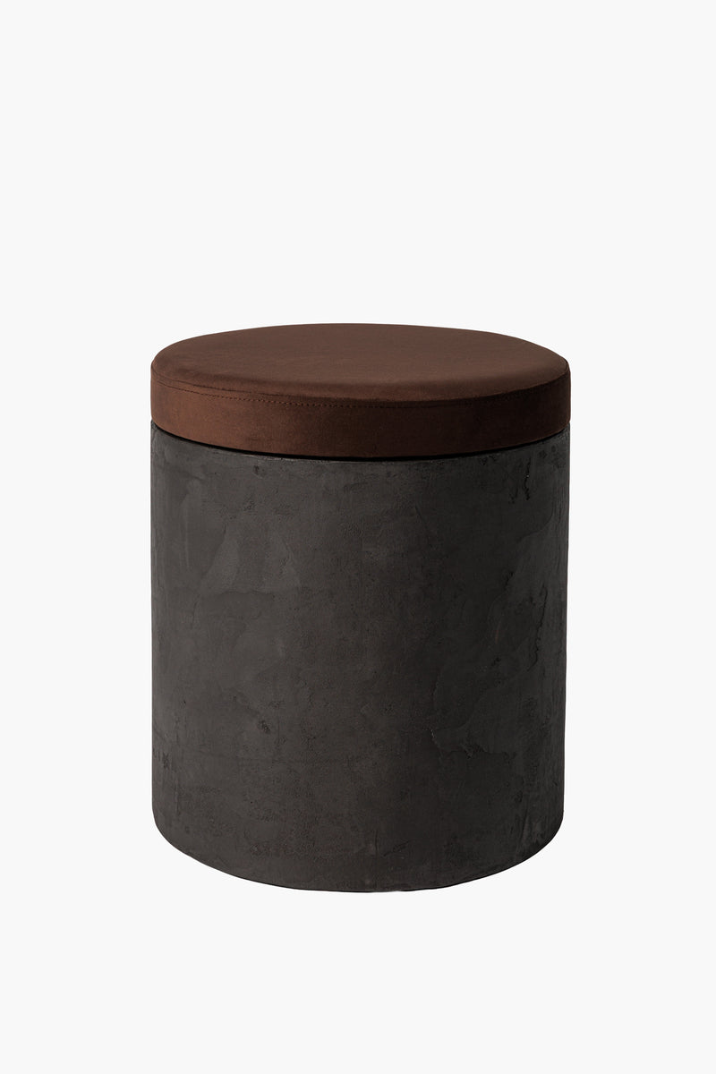 Kulatý dřevěný taburet z tmavého mikrobetonu s látkovým sedákem, moderní minimalistický nábytek do obýváku a ložnice“