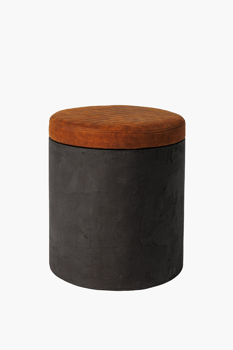 Kulatý dřevěný taburet z tmavého mikrobetonu s látkovým sedákem, moderní minimalistický nábytek do obýváku a ložnice“