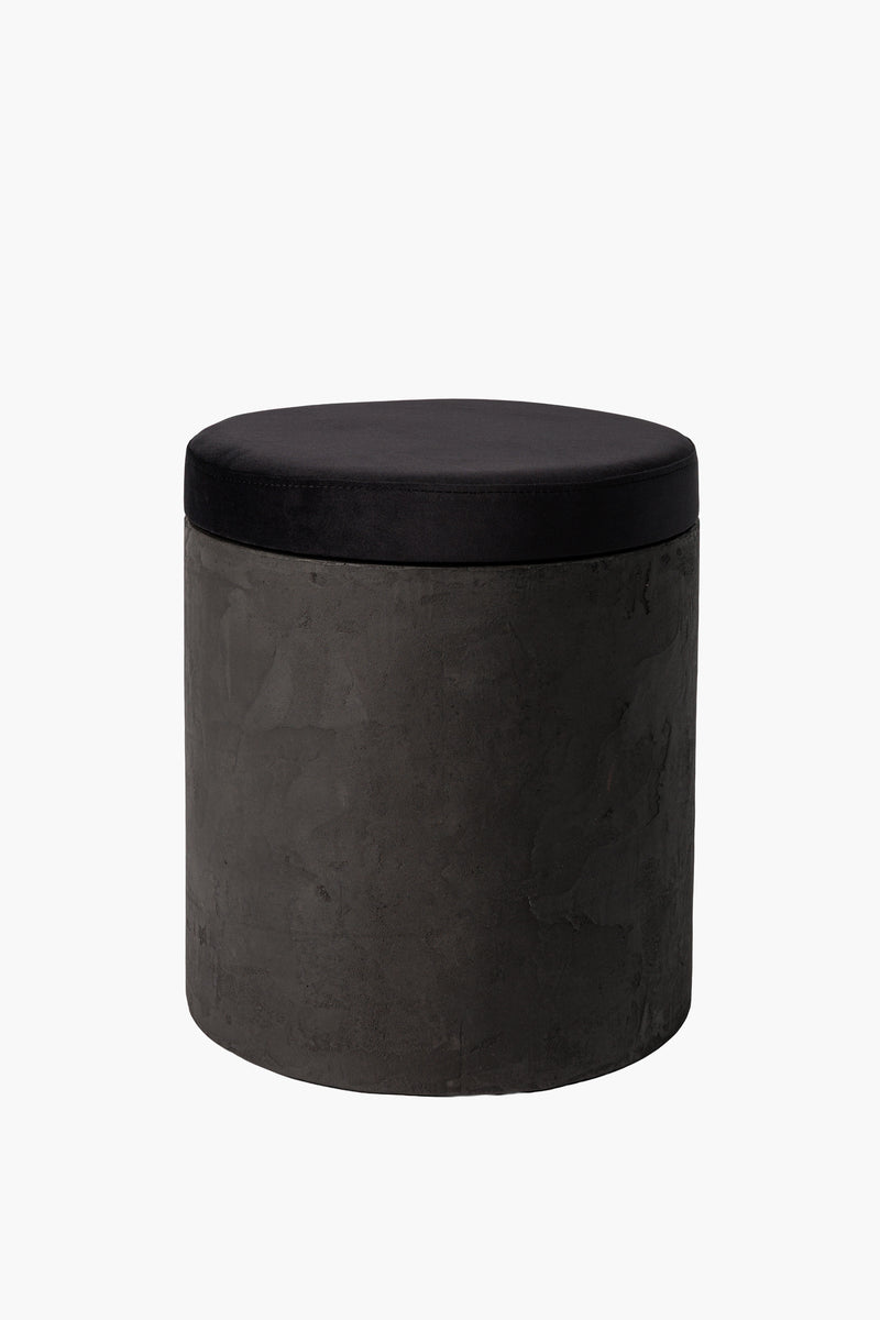 Kulatý dřevěný taburet z tmavého mikrobetonu s látkovým sedákem, moderní minimalistický nábytek do obýváku a ložnice“