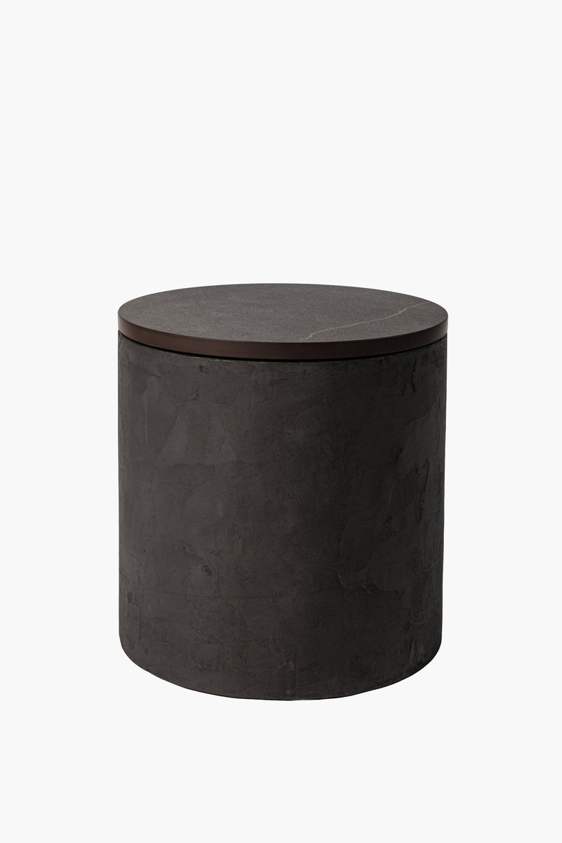 Moderní noční a odkládací stolek z tmavého mikrobetonu s kamennou deskou, minimalistický designový nábytek do obýváku a ložnice.