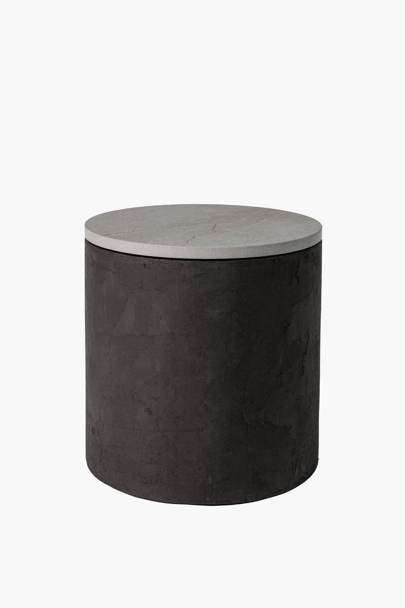 Moderní noční a odkládací stolek z tmavého mikrobetonu s kamennou deskou, minimalistický designový nábytek do obýváku a ložnice.