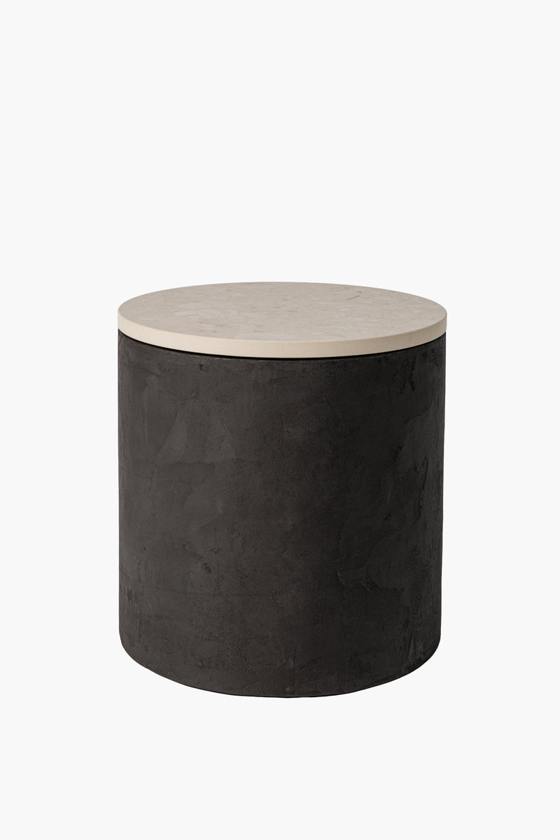 Moderní noční a odkládací stolek z tmavého mikrobetonu s kamennou deskou, minimalistický designový nábytek do obýváku a ložnice.