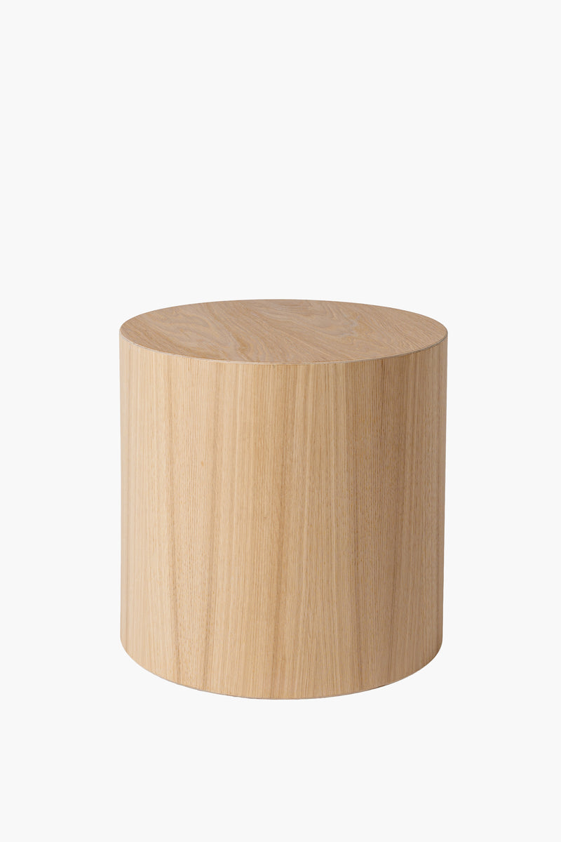 Noční stolek ze dřeva s hladkým povrchem, jednoduchý a moderní design, vhodný pro různé interiéry.