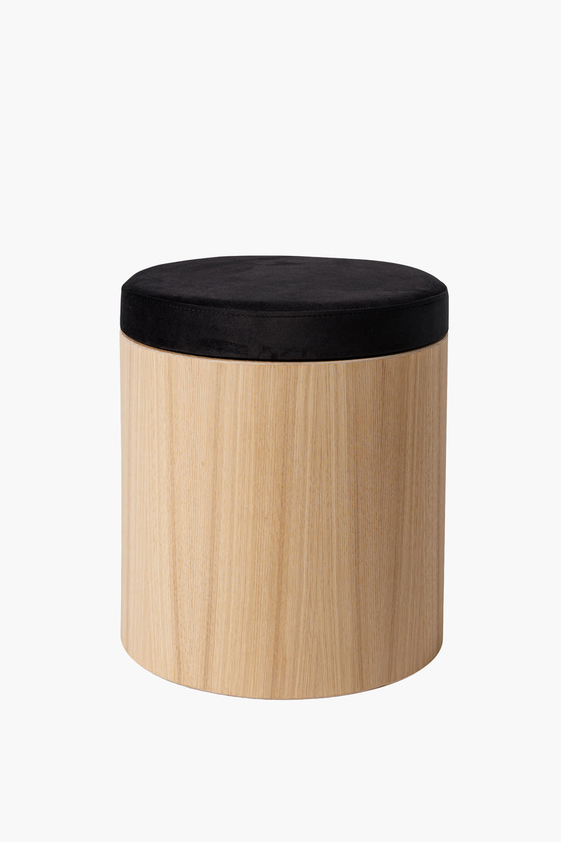 Moderní taburet ze světlého dubového dřeva s kulatým látkovým sedákem, minimalistický designový nábytek do obýváku a ložnice.