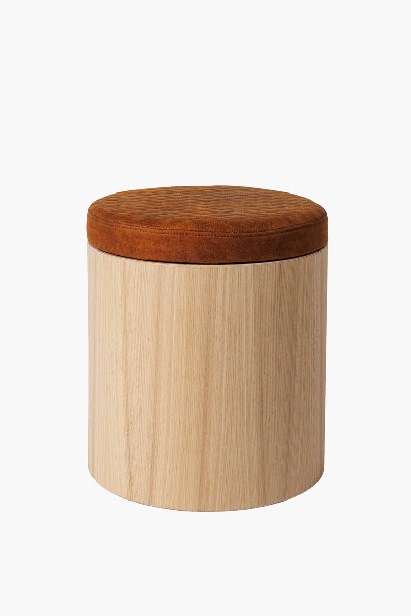 Moderní taburet ze světlého dubového dřeva s kulatým látkovým sedákem, minimalistický designový nábytek do obýváku a ložnice.