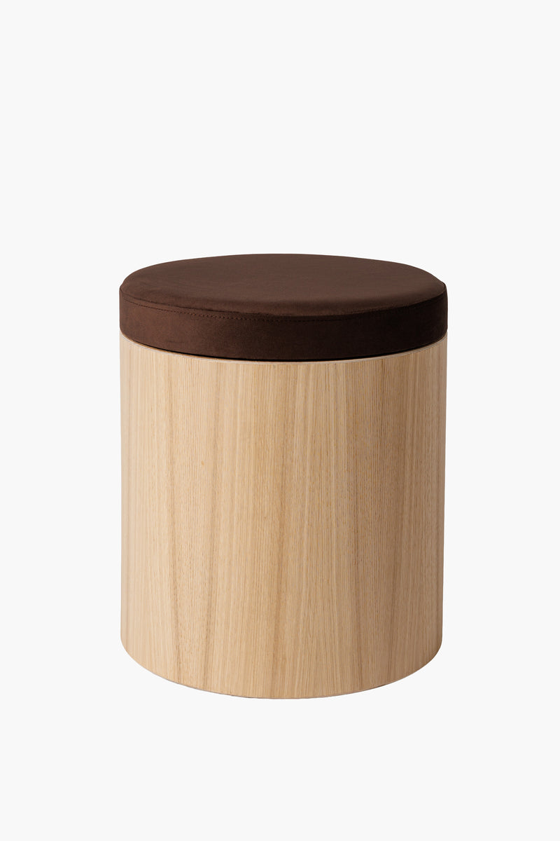 Moderní taburet ze světlého dubového dřeva s kulatým látkovým sedákem, minimalistický designový nábytek do obýváku a ložnice.