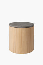 Moderní noční a odkládací stolek ze světlého dubového dřeva s kamennou deskou, minimalistický designový nábytek do obýváku a ložnice.