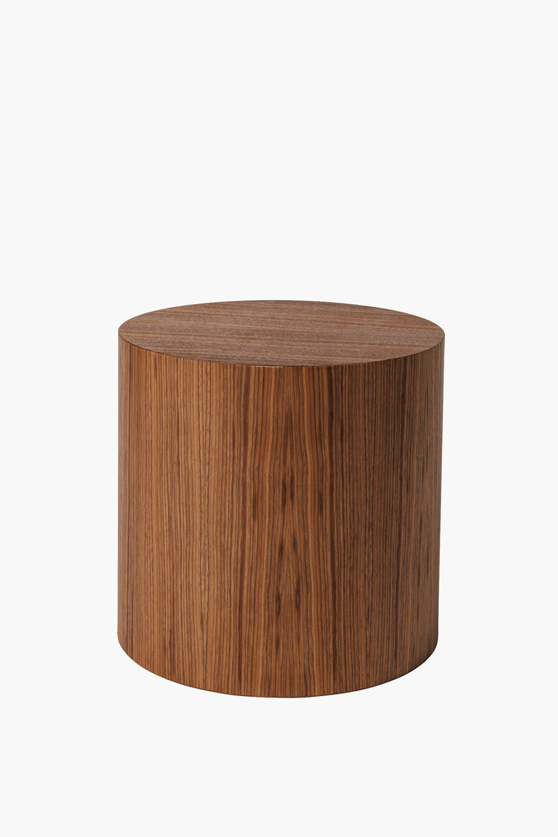 Noční stolek z dřeva ve tmavě hnědé barvě s hladkým povrchem. Jednoduchý a elegantní design, vhodný pro moderní interiéry.