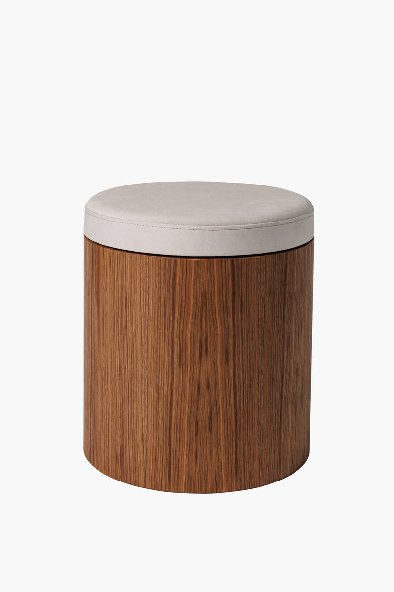 Moderní taburet z ořechového dřeva s kulatým látkovým sedákem, minimalistický designový nábytek do obýváku a ložnice.