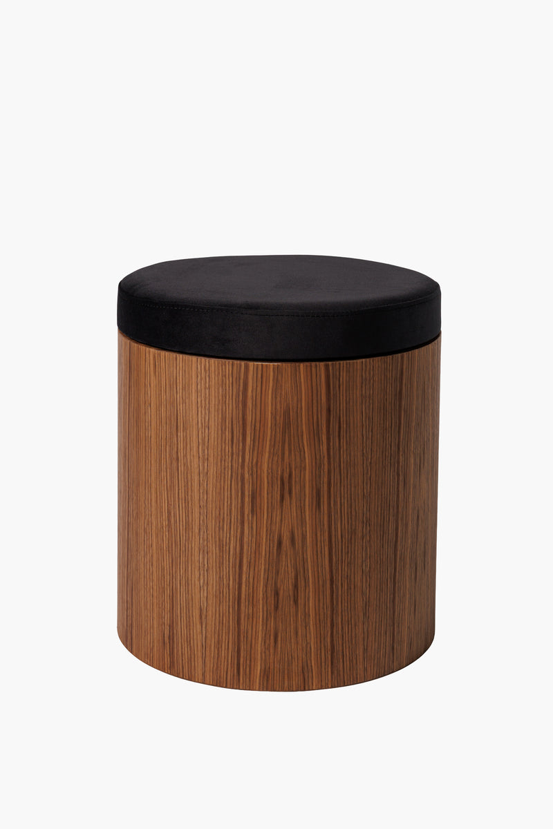 Moderní taburet z ořechového dřeva s kulatým látkovým sedákem, minimalistický designový nábytek do obýváku a ložnice.