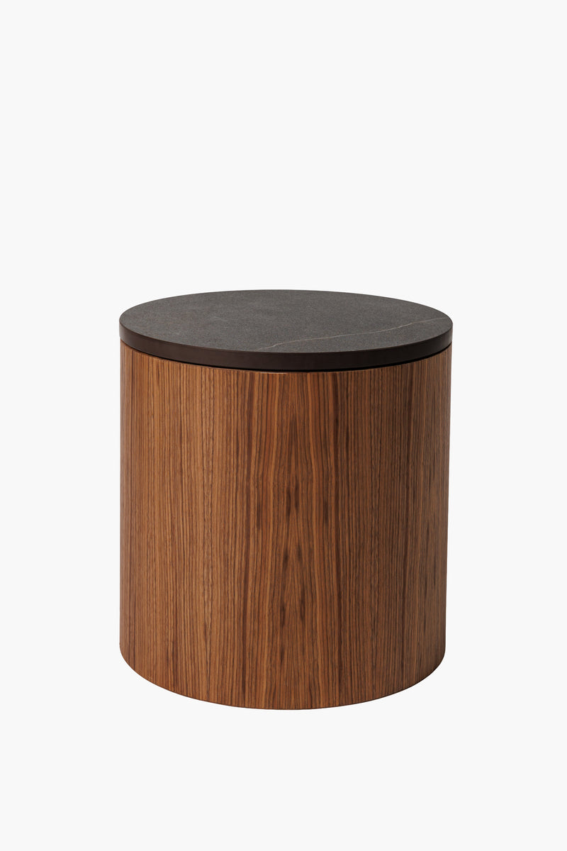 Moderní noční a odkládací stolek z ořechového dřeva s kamennou deskou, minimalistický designový nábytek do obýváku a ložnice.