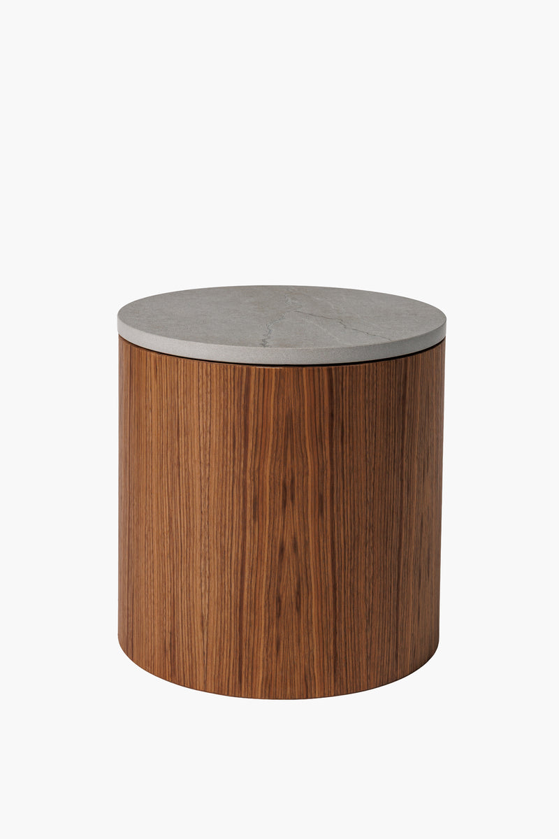 Moderní noční a odkládací stolek z ořechového dřeva s kamennou deskou, minimalistický designový nábytek do obýváku a ložnice.