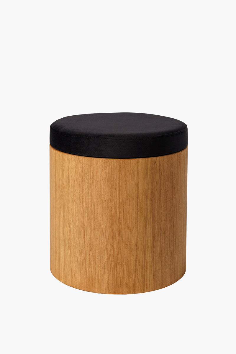 Moderní taburet z přírodního dubového dřeva s kulatým látkovým sedákem, minimalistický designový nábytek do obýváku a ložnice.