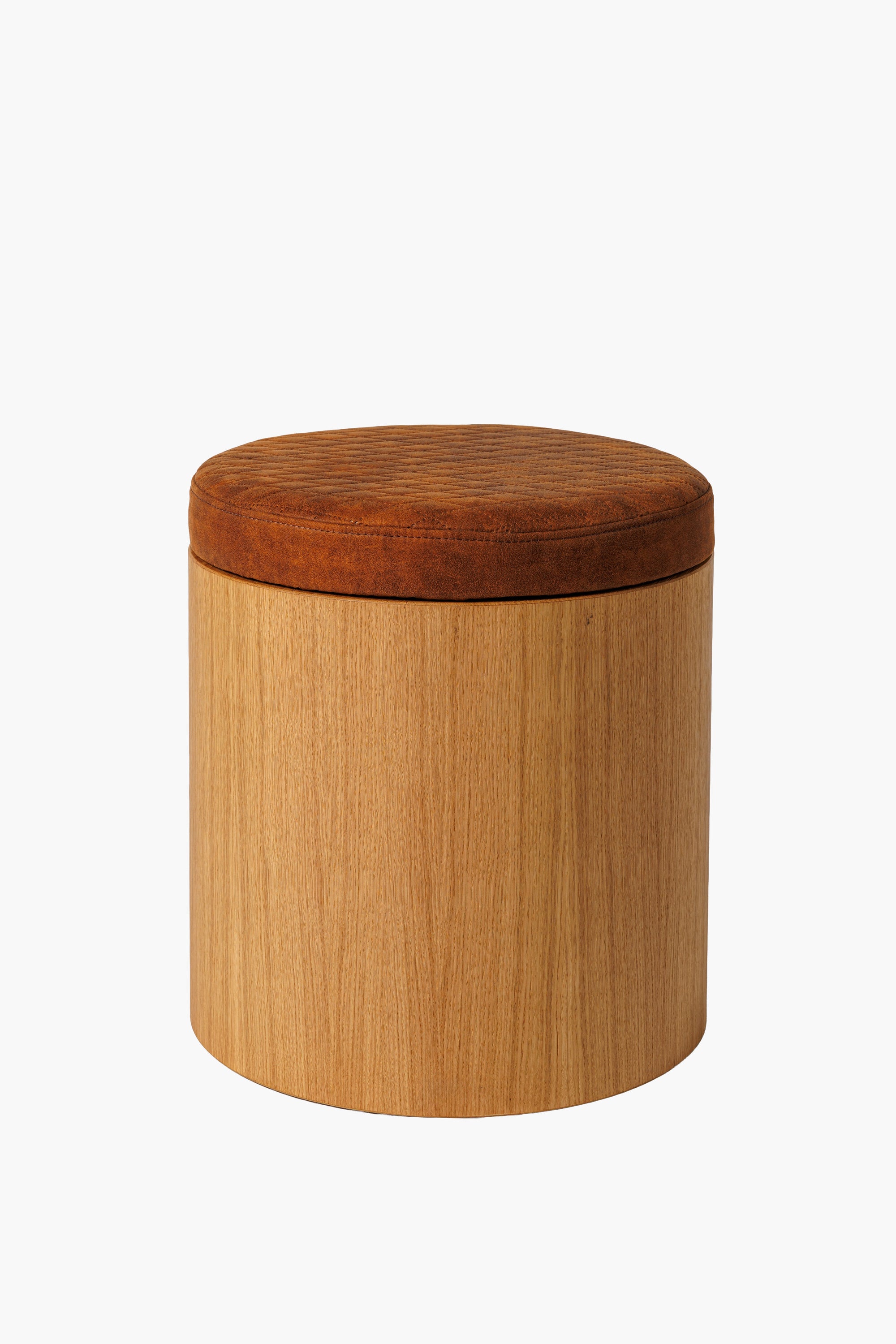Moderní taburet z přírodního dubového dřeva s kulatým látkovým sedákem, minimalistický designový nábytek do obýváku a ložnice.
