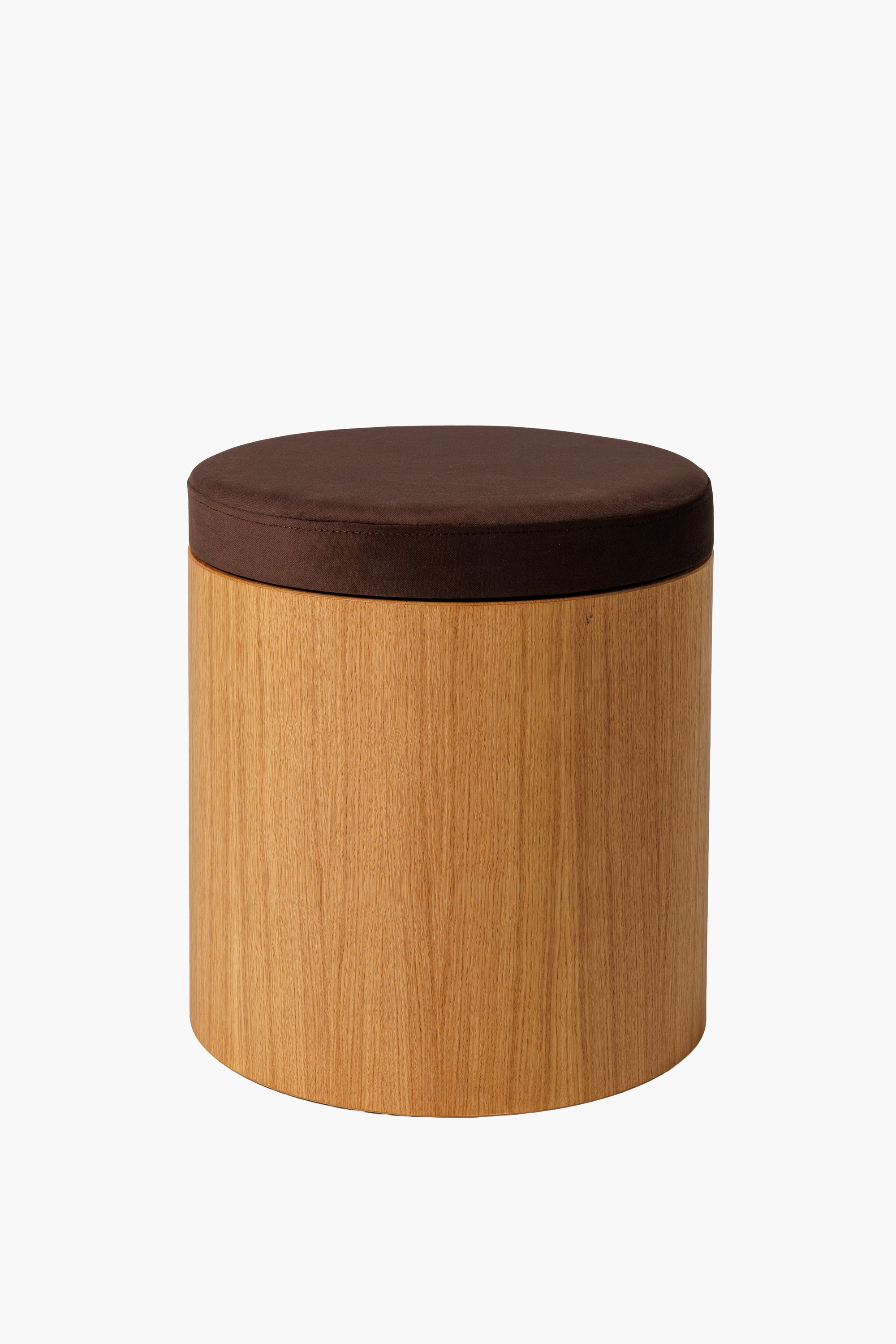Moderní taburet z přírodního dubového dřeva s kulatým látkovým sedákem, minimalistický designový nábytek do obýváku a ložnice.