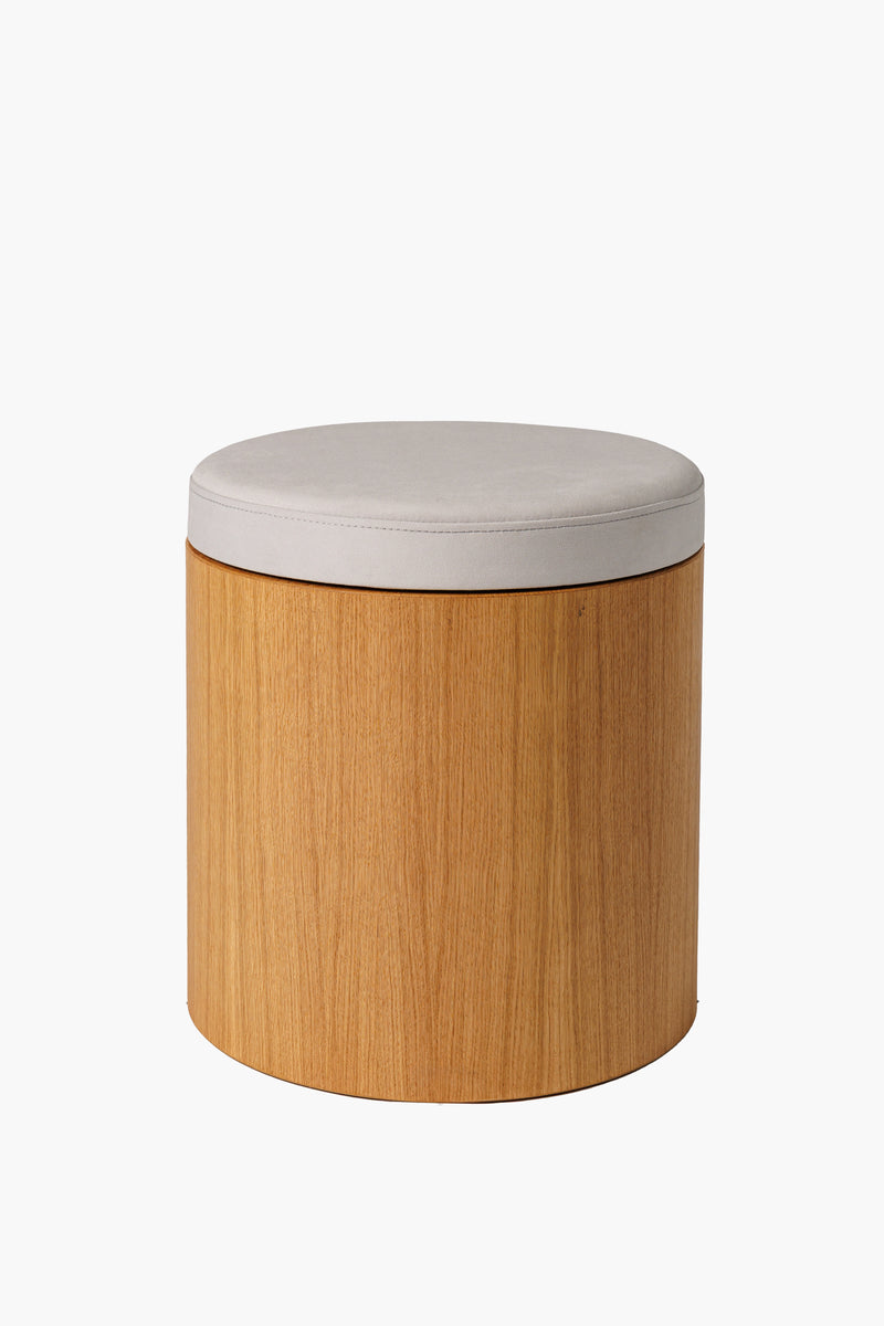 Moderní taburet z přírodního dubového dřeva s kulatým látkovým sedákem, minimalistický designový nábytek do obýváku a ložnice.