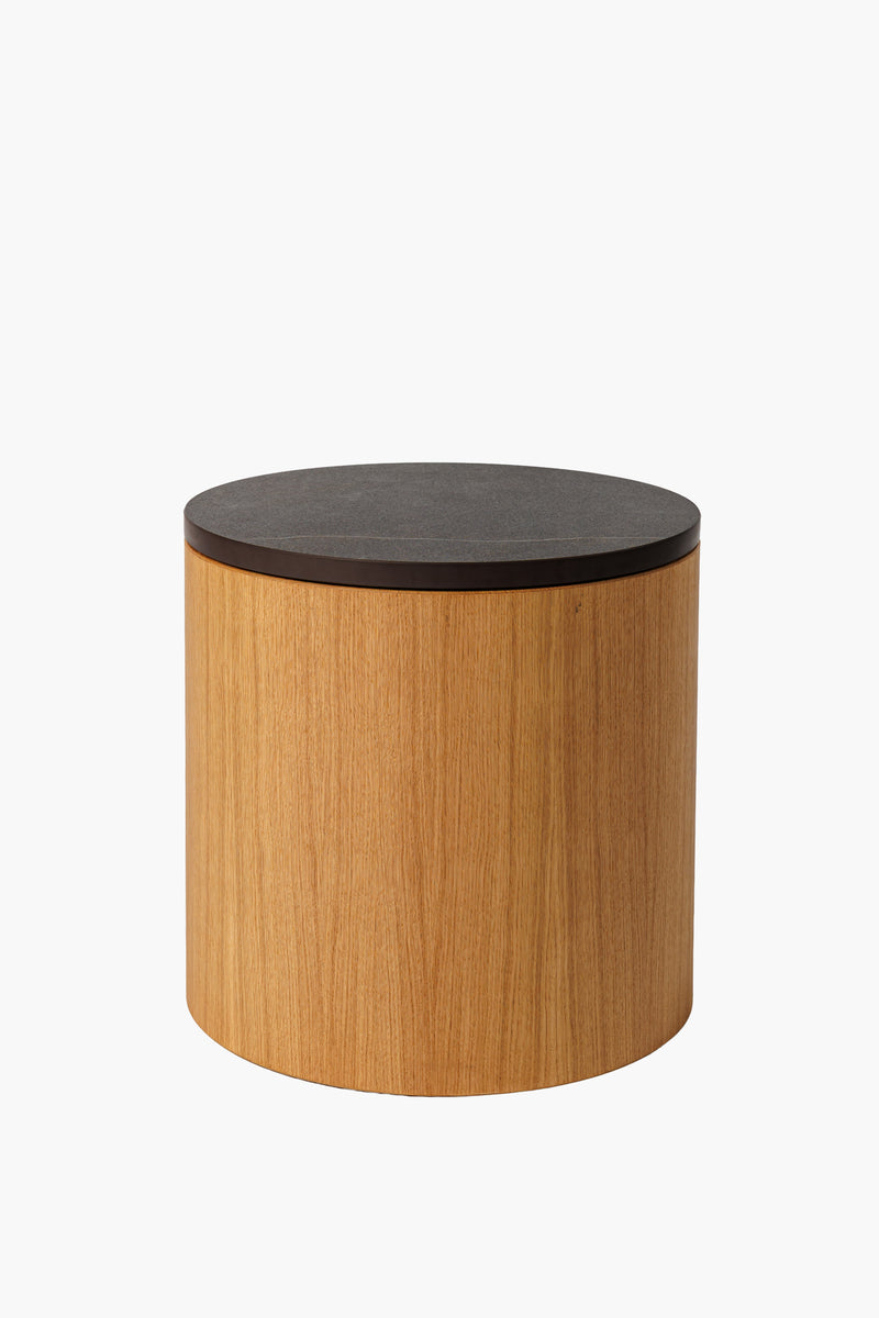 Moderní noční a odkládací stolek z přírodního dubového dřeva s kamennou deskou, minimalistický designový nábytek do obýváku a ložnice.