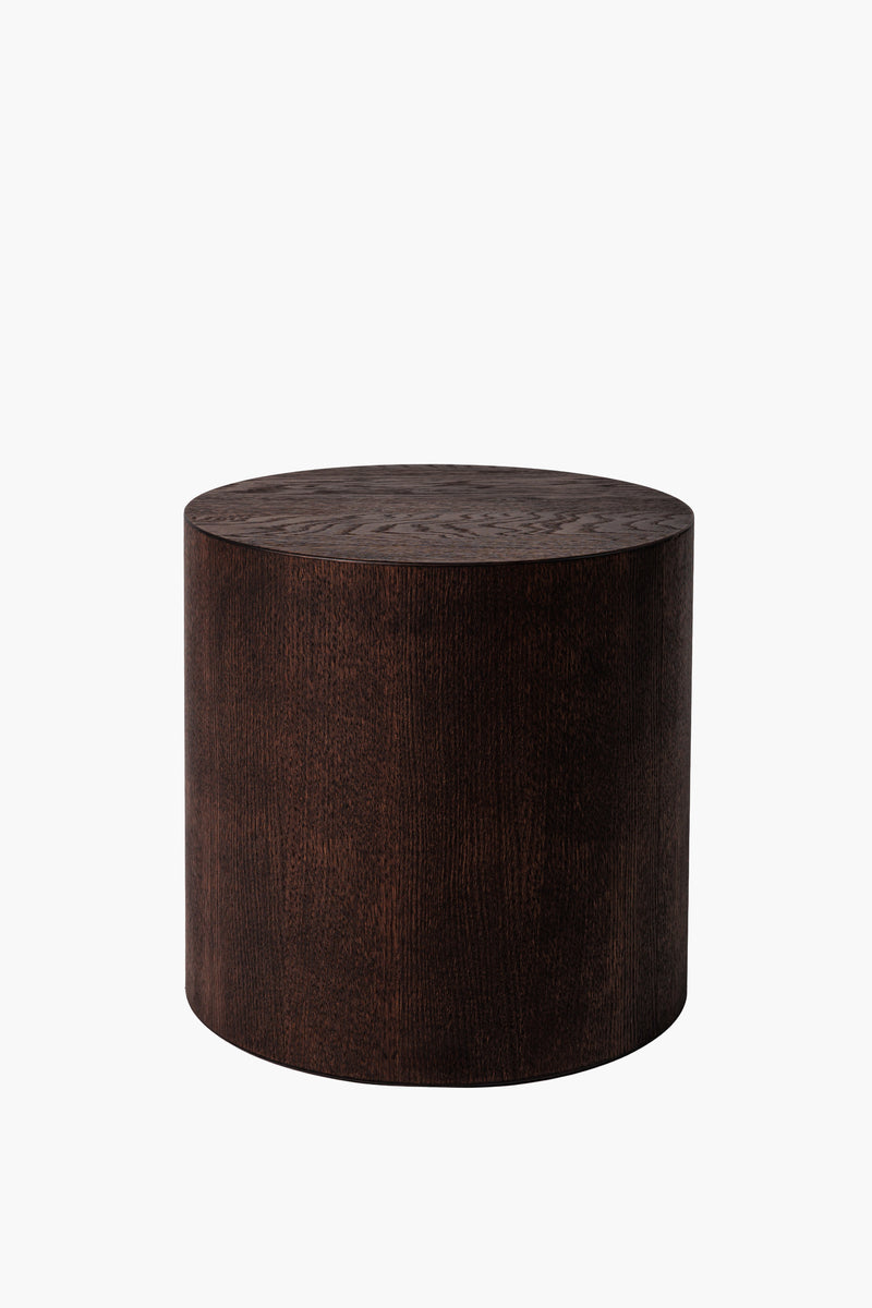 Noční stolek z tmavého dřeva s hladkým povrchem, jednoduchý a moderní design, vhodný pro různé interiéry.