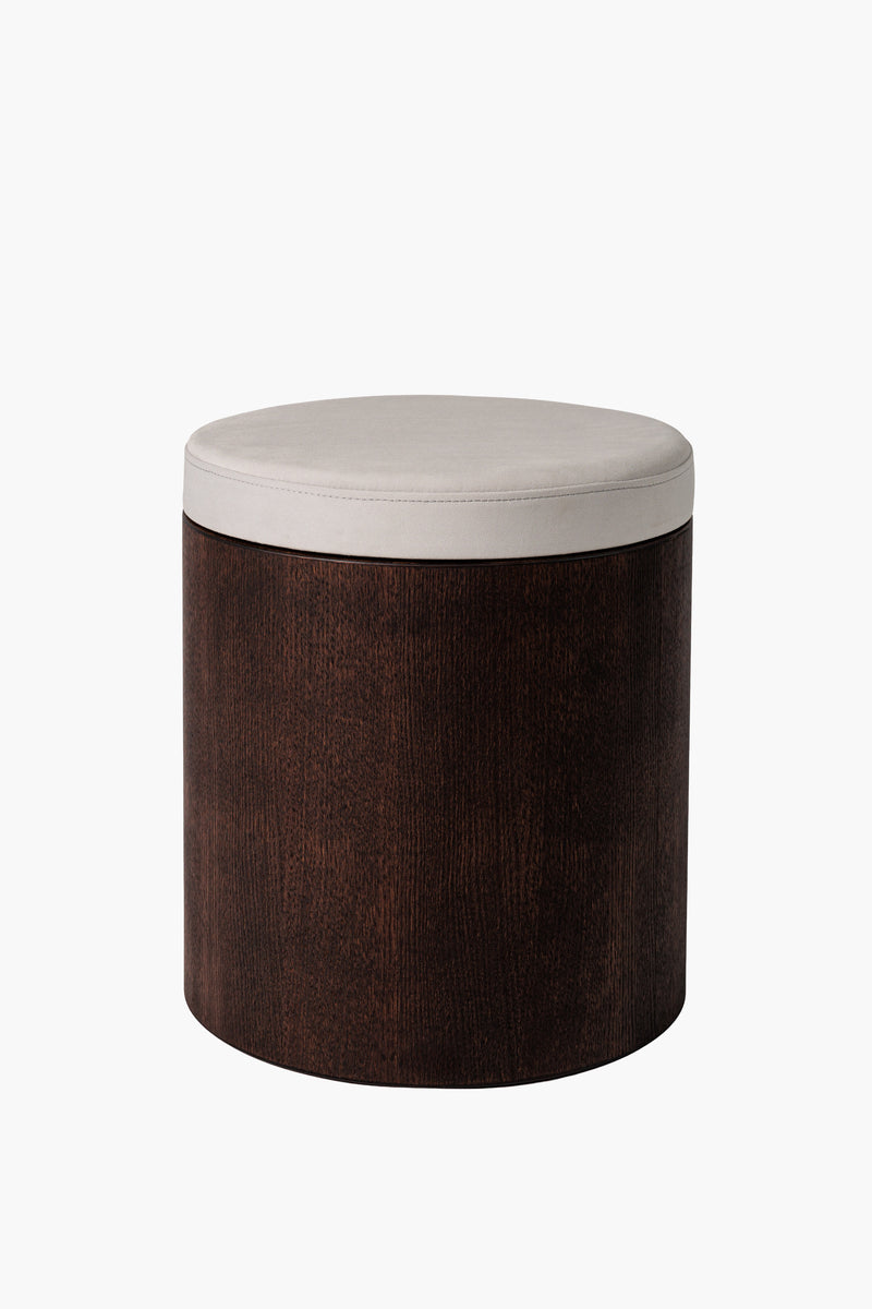 Moderní taburet z tmavého dubového dřeva s kulatým látkovým sedákem, minimalistický designový nábytek do obýváku a ložnice.